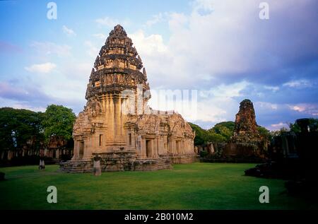 Thailandia: Santuario centrale, Prasat Hin Phimai, Parco storico di Phimai, Provincia di Nakhon Ratchasima. Phimai risale al 11 ° e 12 ° secolo ed era un importante tempio buddista Khmer e città nell'impero Khmer. Il complesso di Phimai risale originariamente al regno di Surayavarman II (r. 1113 - 1150), durante la prima parte del XII secolo. Il tempio è stato costruito con pietra arenaria bianca, finemente granulata, nello stesso stile di Angkor Wat. Come Angkor, anche Phimai fu dedicato per la prima volta al culto di Vishnu. Foto Stock