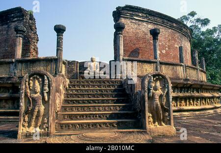 Sri Lanka: Guardstone di fronte al Vatadage (casa reliquia circolare), Polonnaruwa. Vatadage è un tipo di struttura buddista che si trova nello Sri Lanka. È anche conosciuto come un dage, thupagara e cetiyagara. I Vatadages sono stati costruiti intorno ai piccoli stupa per la loro protezione, che spesso hanno consacrato una reliquia o sono stati costruiti su terreno hallowed. Polonnaruwa, il secondo più antico dei regni dello Sri Lanka, fu dichiarato per la prima volta capitale dal re Vijayabahu i, che sconfisse gli invasori Chola nel 1070 d.C. per riunire il paese sotto un leader nazionale. Foto Stock