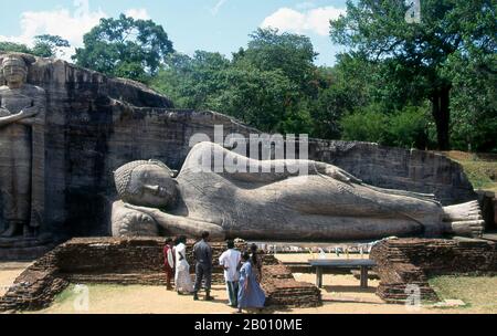 Sri Lanka: Buddha reclinato a Gal Vihara, Polonnaruwa. Gal Vihara, un tempio buddista di roccia, fu costruito nel 12 ° secolo dal re Parakramabahu i (1123 - 1186). Polonnaruwa, il secondo più antico dei regni dello Sri Lanka, fu dichiarato per la prima volta capitale dal re Vijayabahu i, che sconfisse gli invasori Chola nel 1070 d.C. per riunire il paese sotto un leader nazionale. Foto Stock