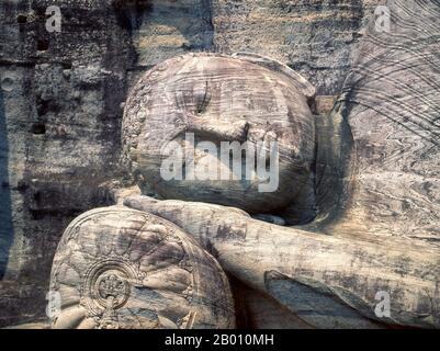 Sri Lanka: Buddha reclinato a Gal Vihara, Polonnaruwa. Gal Vihara, un tempio buddista di roccia, fu costruito nel 12 ° secolo dal re Parakramabahu i (1123 - 1186). Polonnaruwa, il secondo più antico dei regni dello Sri Lanka, fu dichiarato per la prima volta capitale dal re Vijayabahu i, che sconfisse gli invasori Chola nel 1070 d.C. per riunire il paese sotto un leader nazionale. Foto Stock