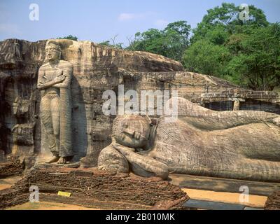 Sri Lanka: Buddha in piedi e reclinato a Gal Vihara, Polonnaruwa. Gal Vihara, un tempio buddista di roccia, fu costruito nel 12 ° secolo dal re Parakramabahu i (1123 - 1186). Polonnaruwa, il secondo più antico dei regni dello Sri Lanka, fu dichiarato per la prima volta capitale dal re Vijayabahu i, che sconfisse gli invasori Chola nel 1070 d.C. per riunire il paese sotto un leader nazionale. Foto Stock