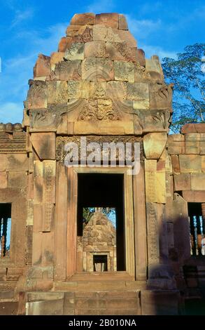 Thailandia: Laghetto riempito di loto a Prasat Hin Meuang Tam, provincia di Buriram, Thailandia nord-orientale. Prasat Hin Mueang Tam è un tempio khmer nello stile Khleang e Baphuon, che risale alla fine del 10 ° e all'inizio del 11 ° secolo. La divinità primaria era Shiva, anche se Vishnu era adorata qui. Prasat Meuang Tam è stato costruito su ordine del re Jayavarman V. circondato da un alto muro di laterite, il complesso include magnifici carri armati a gradini che sono stati restaurati con amore e riempiti di fiori di loto. Foto Stock