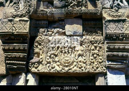 Thailandia: Indra Rides il mitologico elefante a tre teste Airavata su un architrave finemente scolpito, Prasat Hin Ban Phluang, Surin Provincia, Nord-est Thailandia. Prasat Ban Phluang è un tempio khmer costruito in stile Baphuon e costruito nel 11 ° secolo dal re Udayadityavarman II Foto Stock