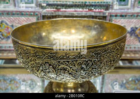 Ciotola di bronzo all'interno di bagno di Vakil, un vecchio bagno pubblico a Shiraz, Iran. Faceva parte del quartiere reale costruito durante il regno di Karim Khan Zand. Foto Stock