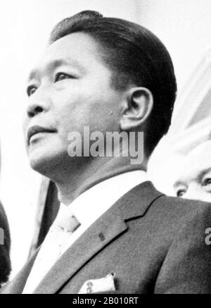 Filippine: Presidente Ferdinand Marcos alla Casa Bianca, 14 settembre 1966. Ferdinando Emmanuel Edralin Marcos (11 settembre 1917 – 28 settembre 1989) è stato il 10° presidente delle Filippine dal 1965 al 1986. Fu avvocato, membro della Camera dei rappresentanti delle Filippine (1949–1959) e membro del Senato delle Filippine (1959–1965). È stato presidente del Senato dal 1963 al 1965. Nel 1983, il suo governo fu implicato nell'assassinio del suo principale avversario politico, Benigno Aquino, Jr. L'implicazione causò una catena di eventi che alla fine portò alla rivoluzione del potere popolare nel 1986. Foto Stock