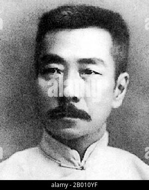Cina: Lo scrittore cinese Lu Xun (1881-1936), 20 ° secolo. Lu Xun (o Lu Hsun), è stato il nome di Zhou Shuren (Chou Shu-jen), dal 25 settembre 1881 al 19 ottobre 1936. Uno dei maggiori scrittori cinesi del 20 ° secolo. Considerato da molti il fondatore della letteratura cinese moderna, scrisse in baihua (il vernacolare) così come in cinese classico. Lu Xun è stato uno scrittore, redattore, traduttore, critico, saggista e poeta. Negli anni trenta divenne il capo titolare della Lega Cinese degli scrittori della sinistra a Shanghai. Foto Stock