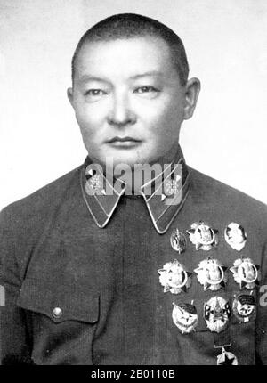 Mongolia: Khorloogiin Choibalsan (1895-1952) leader comunista della Repubblica popolare Mongolia (c.1929-1952), c.. 1920. Choibalsan originariamente addestrato come un monaco lamaista. Ha fatto contatto con i rivoluzionari russi quando ha viaggiato in Siberia. Fondò la sua prima organizzazione rivoluzionaria nel 1919 e nel 1921 si unì a Damdin Sukhbaatar per formare il Partito rivoluzionario del popolo mongolo. Dopo che la Mongolia e le forze sovietiche entrarono ad Urga nel 1921 e fondarono un governo pro-sovietico, Choibalsan divenne vice ministro di guerra e dominò la leadership del suo paese, purgendo i suoi rivali. Foto Stock