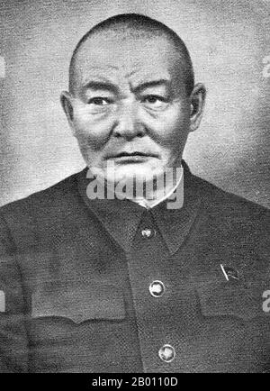 Mongolia: Khorloogiin Choibalsan (1895-1952) leader comunista della Repubblica popolare Mongolia (c.1929-1952), c.. anni '30. Choibalsan originariamente addestrato come un monaco lamaista. Ha fatto contatto con i rivoluzionari russi quando ha viaggiato in Siberia. Fondò la sua prima organizzazione rivoluzionaria nel 1919 e nel 1921 si unì a Damdin Sukhbaatar per formare il Partito rivoluzionario del popolo mongolo. Dopo che la Mongolia e le forze sovietiche entrarono ad Urga nel 1921 e fondarono un governo pro-sovietico, Choibalsan divenne vice ministro di guerra e dominò la leadership del suo paese, purgendo i suoi rivali. Foto Stock