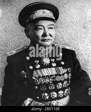 Mongolia: Khorloogiin Choibalsan (1895-1952) leader comunista della Repubblica popolare Mongolia, c. Choibalsan originariamente addestrato come un monaco lamaista. Ha fatto contatto con i rivoluzionari russi quando ha viaggiato in Siberia. Fondò la sua prima organizzazione rivoluzionaria nel 1919 e nel 1921 si unì a Damdin Sukhbaatar per formare il Partito rivoluzionario del popolo mongolo. Dopo che le forze dell'Armata Rossa Mongolia e Sovietica entrarono a far parte di Urga nel 1921 e fondarono un governo pro-sovietico, Choibalsan divenne vice ministro della guerra, e venne a dominare la leadership del suo paese, purgendo i suoi rivali. Foto Stock