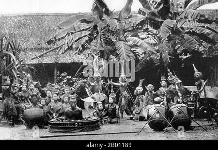 Thailandia: Una troupe teatrale siamese con band di accompagnamento. Foto di John Thomson (1837-1921), c.. 1900 i Siamesi erano appassionati di teatro all'inizio del XX secolo. MIME, danza, giochi e puppetry ombra erano tutti molto popolari. Molti dei giochi di palcoscenico hanno coinvolto ballerini, per lo più femminili, che si sono adornati in gioielli e hanno esibito movimenti di lithe che ritraggono bellezza e flessibilità, specialmente nel piegare le dita indietro. I giochi più comuni sono stati chiamati ‘khon’, che essenzialmente presentano scene del ‘Ramakien’, la versione tailandese dell’epica indù ‘Ramayana’. Foto Stock