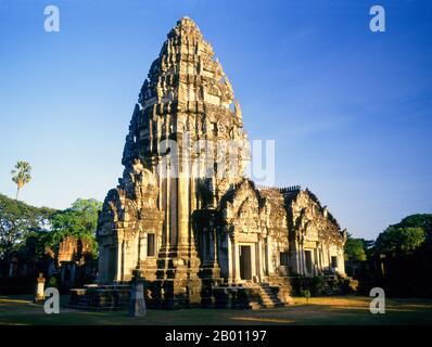 Thailandia: Santuario centrale, Prasat Hin Phimai, Parco storico di Phimai, Provincia di Nakhon Ratchasima. Phimai risale al 11 ° e 12 ° secolo ed era un importante tempio buddista Khmer e città nell'impero Khmer. Il complesso di Phimai risale originariamente al regno di Surayavarman II (r. 1113 - 1150), durante la prima parte del XII secolo. Il tempio è stato costruito con pietra arenaria bianca, finemente granulata, nello stesso stile di Angkor Wat. Come Angkor, anche Phimai fu dedicato per la prima volta al culto di Vishnu. La torre centrale del santuario risale a questo periodo precoce. Foto Stock