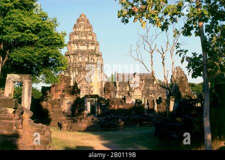 Thailandia: Santuario centrale, Prasat Hin Phimai, Parco storico di Phimai, Provincia di Nakhon Ratchasima. Phimai risale al 11 ° e 12 ° secolo ed era un importante tempio buddista Khmer e città nell'impero Khmer. Il complesso di Phimai risale originariamente al regno di Surayavarman II (r. 1113 - 1150), durante la prima parte del XII secolo. Il tempio è stato costruito con pietra arenaria bianca, finemente granulata, nello stesso stile di Angkor Wat. Come Angkor, anche Phimai fu dedicato per la prima volta al culto di Vishnu. La torre centrale del santuario risale a questo periodo precoce. Foto Stock