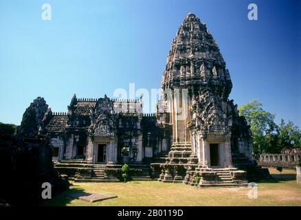 Thailandia: Santuario centrale, Prasat Hin Phimai, Parco storico di Phimai, Provincia di Nakhon Ratchasima. Phimai risale al 11 ° e 12 ° secolo ed era un importante tempio buddista Khmer e città nell'impero Khmer. Il complesso di Phimai risale originariamente al regno di Surayavarman II (r. 1113 - 1150), durante la prima parte del XII secolo. Il tempio è stato costruito con pietra arenaria bianca, finemente granulata, nello stesso stile di Angkor Wat. Come Angkor, anche Phimai fu dedicato per la prima volta al culto di Vishnu. La torre centrale del santuario risale a questo periodo precoce. Foto Stock