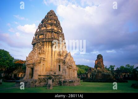 Thailandia: Santuario centrale, Prasat Hin Phimai, Parco storico di Phimai, Provincia di Nakhon Ratchasima. Phimai risale al 11 ° e 12 ° secolo ed era un importante tempio buddista Khmer e città nell'impero Khmer. Il complesso di Phimai risale originariamente al regno di Surayavarman II (r. 1113 - 1150), durante la prima parte del XII secolo. Il tempio è stato costruito con pietra arenaria bianca, finemente granulata, nello stesso stile di Angkor Wat. Come Angkor, anche Phimai fu dedicato per la prima volta al culto di Vishnu. La torre centrale del santuario risale a questo periodo precoce. Foto Stock