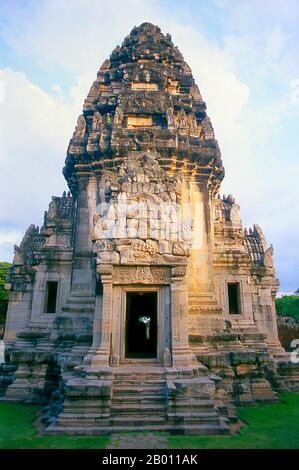 Thailandia: Santuario centrale, Prasat Hin Phimai, Parco storico di Phimai, Provincia di Nakhon Ratchasima. Phimai risale al 11 ° e 12 ° secolo ed era un importante tempio buddista Khmer e città nell'impero Khmer. Il complesso di Phimai risale originariamente al regno di Surayavarman II (r. 1113 - 1150), durante la prima parte del XII secolo. Il tempio è stato costruito con pietra arenaria bianca, finemente granulata, nello stesso stile di Angkor Wat. Come Angkor, anche Phimai fu dedicato per la prima volta al culto di Vishnu. La torre centrale del santuario risale a questo periodo precoce. Foto Stock