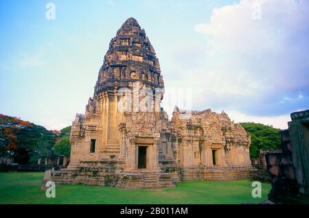 Thailandia: Santuario centrale, Prasat Hin Phimai, Parco storico di Phimai, Provincia di Nakhon Ratchasima. Phimai risale al 11 ° e 12 ° secolo ed era un importante tempio buddista Khmer e città nell'impero Khmer. Il complesso di Phimai risale originariamente al regno di Surayavarman II (r. 1113 - 1150), durante la prima parte del XII secolo. Il tempio è stato costruito con pietra arenaria bianca, finemente granulata, nello stesso stile di Angkor Wat. Come Angkor, anche Phimai fu dedicato per la prima volta al culto di Vishnu. La torre centrale del santuario risale a questo periodo precoce. Foto Stock