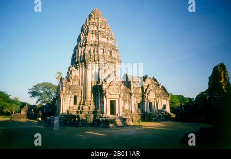 Thailandia: Santuario centrale, Prasat Hin Phimai, Parco storico di Phimai, Provincia di Nakhon Ratchasima. Phimai risale al 11 ° e 12 ° secolo ed era un importante tempio buddista Khmer e città nell'impero Khmer. Il complesso di Phimai risale originariamente al regno di Surayavarman II (r. 1113 - 1150), durante la prima parte del XII secolo. Il tempio è stato costruito con pietra arenaria bianca, finemente granulata, nello stesso stile di Angkor Wat. Come Angkor, anche Phimai fu dedicato per la prima volta al culto di Vishnu. La torre centrale del santuario risale a questo periodo precoce. Foto Stock