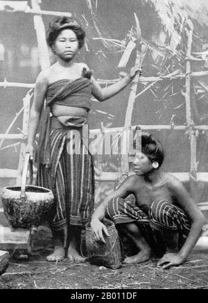 Thailandia: Le ragazze del villaggio fetch acqua vicino Chiang mai, Thailandia del nord, c. 1900. Nota ai Siamesi centrali come Stati del Laos all'inizio del XX secolo, la regione settentrionale di quella che ora è la Thailandia era una regione indipendente conosciuta come il regno Lanna. La città principale, Chiang mai, è stata costruita nel 1296 dal re Mengrai. La città fu abbandonata nel 1776-91 a causa delle invasioni birmane, ma divenne parte riconosciuta del Siam nello stesso periodo. Il nord è stato collegato a Bangkok solo dal fiume, un viaggio che potrebbe richiedere circa sei mesi, fino a quando nel 1922, una ferrovia è stato completato. Foto Stock