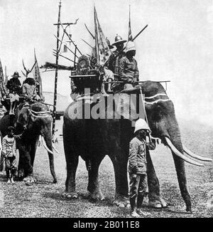 Thailandia: Elefanti di guerra al tempo del re Chulalongkorn (r. 1868-1910), Siam. Nel 19 ° secolo, l'elefante asiatico ha mantenuto una posizione di rilievo in Siam, anche se sono stati cacciati regolarmente a nord di Ayutthaya e gli stati del Laos (oggi, provincia di Chiang mai e Isan). Non solo gli elefanti venivano utilizzati come bestie di peso in agricoltura e per trasportare legname, ma erano attivi in guerra leader nella cavalleria accuse contro il nemico. Gli elefanti furono spesso impiegati nelle guerre siamese-birmane del Medioevo. I re di Siam tenevano gli elefanti, soprattutto gli elefanti albini, in elaborate stalle. Foto Stock