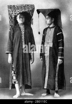 Thailandia: Una donna Yao Mien (a sinistra) e una donna Lahu (a destra), entrambe del nord della Thailandia in abiti tradizionali. Foto di Ernst Haeckel (1834-1919), c. 1900. La nazionalità Yao (il suo ramo a maggioranza grande è anche conosciuto come Mien; Pinyin: Yáo zú; Vietnamita: người Dao) è una classificazione governativa per varie minoranze in Cina. Essi formano uno dei 55 gruppi etnici minoritari ufficialmente riconosciuti dalla Repubblica popolare Cinese, dove risiedono nel terreno montuoso del sud-ovest e del sud. Foto Stock