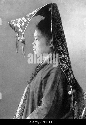 Thailandia: Una donna Yao Mien nel nord della Thailandia, Ernst Haeckel, c. 1900. La nazionalità Yao (la sua filiale a grande maggioranza è anche nota come Mien) è una classificazione governativa per varie minoranze in Cina. Essi formano uno dei 55 gruppi etnici minoritari ufficialmente riconosciuti dalla Repubblica popolare Cinese, dove risiedono nel terreno montuoso del sud-ovest e del sud. Essi formano anche uno dei 54 gruppi etnici ufficialmente riconosciuti dal Vietnam. Nell’ultimo censimento, sono stati 2,637,421 in Cina e circa 470,000 in Vietnam. In Thailandia sono 40,000 e in Laos 20,000. Foto Stock