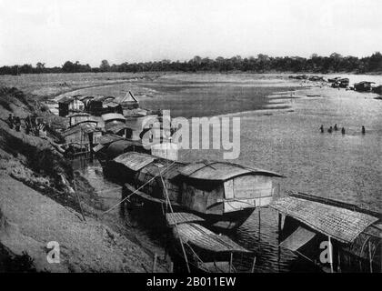 Thailandia: Case galleggianti e chiatte ormeggiate nei pressi di Tha SA nella pianura di Chao Phraya, Siam, c.. 1900. Alla fine del XX secolo, la stragrande maggioranza dei siamesi erano allevatori di riso che vivevano e lavoravano lungo i corsi d'acqua. Anche i pescatori vivevano vicino o sui fiumi e canali. Ogni famiglia aveva una barca, di cui circa 600,000 navigavano nei canali e nei fiumi di Bangkok. Durante il regno del re Chulalongkorn (1868-1910), furono ordinati molti progetti di irrigazione, il primo dei quali fu il canale Rangsit nel 1890. Foto Stock