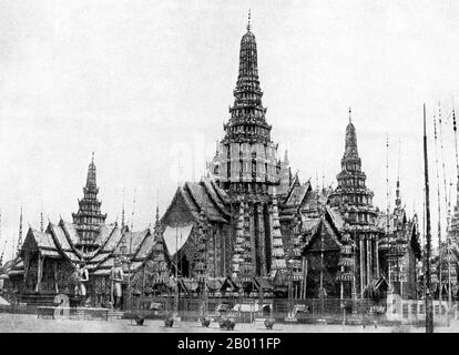 Thailandia: Il tempio e i padiglioni costruiti per la cerimonia di cremazione del Re Mongkut (Rama IV) a Bangkok nel 1868. Situato di fronte al Grand Palace nel centro di Bangkok, questo tempio di 60 metri è stato costruito per la cremazione del re Mongkut (r. 1851-68) che morì di malaria dopo un viaggio nella provincia di Prachuap Khiri Khan per assistere a un'eclissi solare totale. Conosciuto come il Monte Meru, dopo la montagna sacra in cosmologia indù e buddista, per simboleggiare la divinità del re, il tempio fu decorato in oro e vetro a specchio, e circondato da otto chedis con capelli che segnavano gli otto punti sulla bussola. Foto Stock