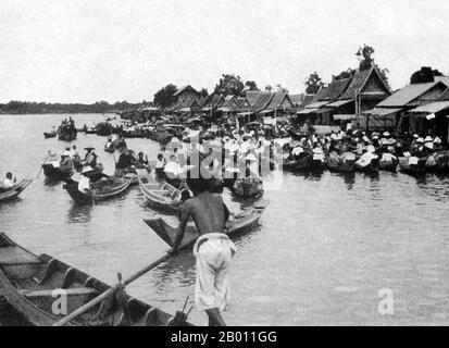 Thailandia: Un vogatore si avvicina ad un mercato galleggiante vicino a Bangkok, c.. 1900. Alla fine del XX secolo, la stragrande maggioranza dei siamesi erano allevatori di riso che vivevano e lavoravano lungo i corsi d'acqua. Anche i pescatori vivevano vicino o sui fiumi e canali. Ogni famiglia aveva una barca, di cui circa 600,000 navigavano nei canali e nei fiumi di Bangkok. Il canottaggio è stato fatto dal retro della barca. La maggior parte delle case sono state fatte da legno e bambù, e sono state costruite su palafitte con una scala che corre all'acqua. Foto Stock