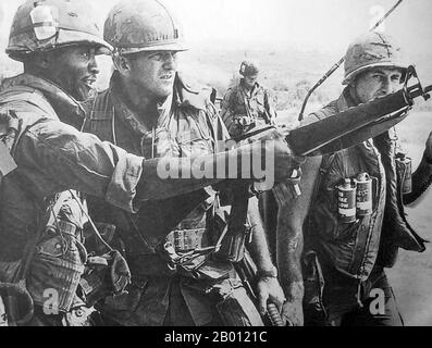 Vietnam: Soldati dell'esercito AMERICANO in azione durante l'offensiva del Tet del 1968 a Hue, Vietnam centrale. L'offensiva del Tet fu una campagna militare durante la guerra del Vietnam iniziata il 31 gennaio 1968. Forze regolari e irregolari dell'Esercito popolare del Vietnam, così come i combattenti della resistenza NLF (Viet Cong), combattevano contro le forze della Repubblica del Vietnam (Vietnam del Sud), gli Stati Uniti e i loro alleati. Lo scopo dell'offensiva era quello di colpire i centri di comando e controllo militari e civili in tutto il Vietnam del Sud e di innescare una rivolta generale tra la popolazione. Foto Stock
