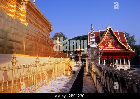 Thailandia: Il chedi dorato e il mondop a Wat Phra che Chae Haeng, Nan, Thailandia del Nord. Wat Phra che Chae Haeng risale al 1355 e fu costruito durante il regno di Pray Kan Muang. Nan risale alla metà del XIV secolo e per gran parte della sua storia era un regno isolato. La città odierna si estende lungo la riva destra del fiume Nan. Foto Stock