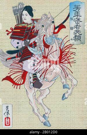 Giappone: Lady Hangaku (Hangaku Gozen). Ukiyo-e woodblock stampa di Tsukioka Yoshitoshi (1839-1892), c. 1885. Hangaku Gozen era una donna guerriera samurai, o onna-bugeisha, una delle relativamente poche donne guerrieri giapponesi comunemente conosciute nella storia o nella letteratura classica. Visse alla fine del periodo Heian e all'inizio del periodo Kamakura. Figlia di un guerriero di nome Jo Sukekuni, era sorella di Sukenaga e Sukemoto. I Jo erano guerrieri, alleati del clan Taira, nella provincia di Echigo (attuale prefettura di Niigata). Furono sconfitti nelle Guerre di Genpei, perdendo gran parte del loro potere. Foto Stock