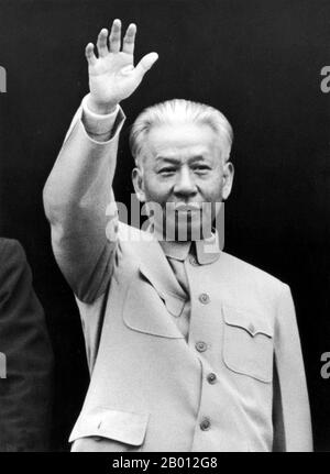 Cina: Liu Shaoqi (Liu Shao-ch'i, 1898-1969) Presidente della Repubblica popolare cinese (r. 1959-1968). Liu Shaoqi (Liu Shao-ch'i, 24 novembre 1898 – 1969 novembre 12) è stato un . Dal 27 aprile 1959 al 31 ottobre 1968 è stato presidente della Repubblica popolare cinese, capo di Stato cinese, durante il quale ha attuato politiche di ricostruzione economica in Cina. Cadde di favore negli anni Sessanta successivi durante la Rivoluzione Culturale a causa dei suoi punti di vista percepiti di 'destra' e, viene teorizzato, perché Mao considerava Liu come una minaccia al suo potere Foto Stock