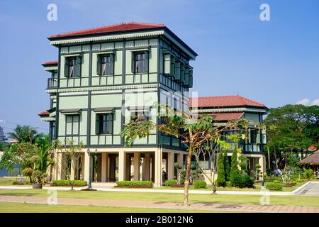 Thailandia: Tamnak ho (Newlyweds Residential Hall), Vimanmek Mansion, Dusit Park, Bangkok. Tamnak ho fu originariamente costruito nel 1903 per il principe Paribatra Sukhumbandhu (figlio del re Chulalongkorn) e la sua sposa principessa Prasongsom Chaiyant. La Vimanmek Mansion è un ex palazzo reale ed è anche conosciuta come Vimanmek Teak Mansion o Vimanmek Palace. Vimanmek Mansion fu costruita nel 1900 dal Re Rama V (Re Chulalongkorn) avendo la residenza Munthatu Rattanaroj a Chuthathuj Rachathan a Ko Sichang, Chonburi, smantellata e riassemblata nel Giardino di Dusit. La sua conclusione è avvenuta il 27 marzo 1901. Foto Stock