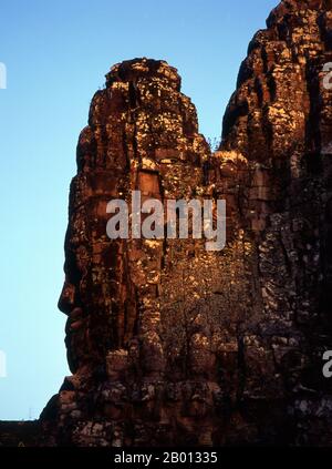 Cambogia: La facciata torri della porta della Vittoria, Angkor Thom. La porta della Vittoria di Angkor Thom. Angkor Thom (Grande Città) fu fondata nel 12 ° secolo dal re Jayavarman VII Foto Stock