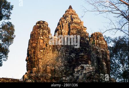 Cambogia: La facciata torri della porta della Vittoria, Angkor Thom. La porta della Vittoria di Angkor Thom. Angkor Thom (Grande Città) fu fondata nel 12 ° secolo dal re Jayavarman VII Foto Stock