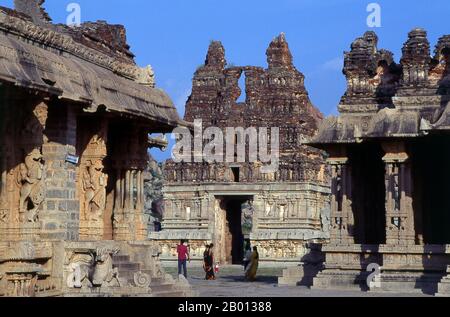 India: Tempio di Vitthala, Hampi, stato di Karnataka. Il Tempio di Vittala, costruito agli inizi del XVI secolo, è dedicato al dio indù Vithoba (conosciuto anche come Vitthala e Panduranga), un incarnazione di Vishnu o del suo avatar Krishna. Hampi è un villaggio del Karnataka, nello stato del Nord. Si trova all'interno delle rovine di Vijayanagara, l'ex capitale dell'Impero Vijayanagara. Antecedente la città di Vijayanagara, continua ad essere un importante centro religioso, che ospita il Tempio di Virupaksha, così come molti altri monumenti appartenenti alla città vecchia. Foto Stock