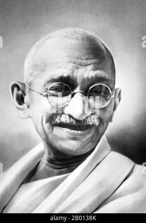 India: Mohandas Karamchand Gandhi (2 ottobre 1869 – 30 gennaio 1948), leader politico e ideologico preminente del movimento per l'indipendenza dell'India. Mahatma Gandhi (1869-1948) è stato il leader politico e ideologico preminente dell'India durante il movimento di indipendenza indiano. Ha aperto la strada a satyagraha. Ciò è definito come resistenza alla tirannia attraverso la disobbedienza civile di massa, una filosofia saldamente basata su ahimsa, o totale non-violenza. Questo concetto ha aiutato l'India ad ottenere l'indipendenza e ha ispirato i movimenti per i diritti civili e la libertà in tutto il mondo. Foto Stock