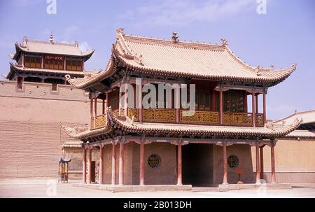 Cina: Parete esterna torre accanto al cancello anteriore, Jiayuguan Fort, Jiayuguan, Gansu. Jiayuguan, il ‘primo e più grande passo sotto il cielo’, fu completato nel 1372 per ordine di Zhu Yuanzhang, il primo imperatore Ming (1368-1398), per segnare la fine della Grande Muraglia Ming. Erano anche i limiti stessi della civiltà cinese, e gli inizi delle terre ‘barbariche’ esterne. Per secoli il forte non era solo di importanza strategica per Han Chinese, ma anche di importanza culturale. Questo è stato l'ultimo luogo civilizzato prima delle tenebre esterne. Foto Stock