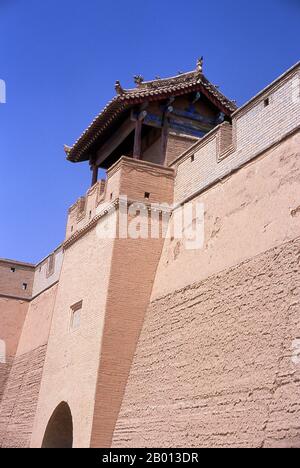 Cina: Parete esterna torre accanto al cancello anteriore, Jiayuguan Fort, Jiayuguan, Gansu. Jiayuguan, il ‘primo e più grande passo sotto il cielo’, fu completato nel 1372 per ordine di Zhu Yuanzhang, il primo imperatore Ming (1368-1398), per segnare la fine della Grande Muraglia Ming. Erano anche i limiti stessi della civiltà cinese, e gli inizi delle terre ‘barbariche’ esterne. Per secoli il forte non era solo di importanza strategica per Han Chinese, ma anche di importanza culturale. Questo è stato l'ultimo luogo civilizzato prima delle tenebre esterne. Foto Stock