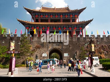 Cina: Anyuanmen (porta Nord), Old Dali, Dali, Yunnan. Dalì è l'antica capitale sia del regno di Bai Nanzhao, che fiorì nella zona durante l'VIII e IX secolo, sia del regno di Dali, che regnò dal 937 al 1253. Situato in una parte un tempo significativamente musulmana della Cina del Sud, Dali fu anche il centro della ribellione Panthay contro la regnante dinastia imperiale Qing dal 1856 al 1863. La città vecchia fu costruita durante il regno dell'imperatore della dinastia Ming Hongwu (1368–1398). Foto Stock