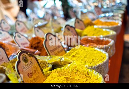 Spezie pentole in una fila in un mercato medievale in Murcia. Foto Stock