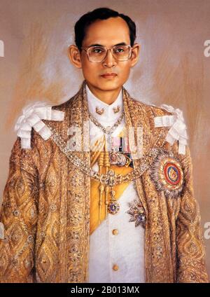 Thailandia: Re Rama IX, Bhumibol Adulyadej (5 dicembre 1927 – 13 ottobre 2016), nono monarca della dinastia Chakri. Olio su tela pittura, 20 ° secolo. Bhumibol Adulyadej (Phumiphon Adunyadet) è stato il nono re della Thailandia. Era conosciuto come Rama IX, e all'interno della famiglia reale thailandese e per chiudere gli associati semplicemente come Lek. Regnò dal 9 giugno 1946, fu uno dei capi di stato più longevi al mondo e il monarca più longevo della storia tailandese. Foto Stock