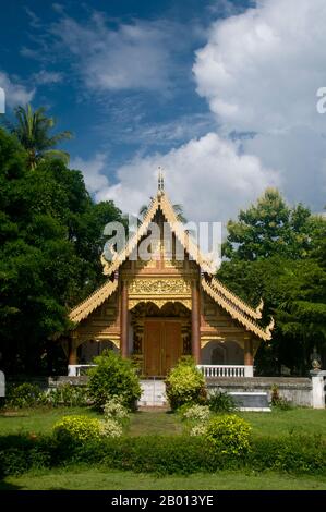 Thailandia: Ubosot (sala di ordinazione), Wat Chiang Man, Chiang mai. Wat Chiang Man (Chiang Mun) è stato costruito nel 1297 d.C. ed è considerato il più antico tempio di Chiang mai. Fu costruito sul luogo che era stato usato dal re Mangrai come campo durante la costruzione della sua nuova capitale Chiang mai. Chiang mai (che significa "nuova città"), talvolta scritta come "Chiengmai" o "Chiangmai", è la città più grande e culturalmente significativa della Thailandia settentrionale. Re Mengrai fondò la città di Chiang mai nel 1296, e succedette a Chiang Rai come capitale del regno Lanna. Foto Stock