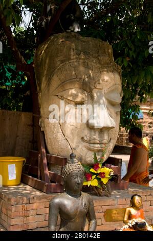 Thailandia: La testa e l'altare del vecchio Buddha sono allestiti per il festival di songkran nei terreni di Wat Chetlin, Chiang mai. Songkran è il tradizionale Capodanno tailandese e si celebra dal 13 al 15 aprile. Questo festival annuale dell'acqua, conosciuto in tailandese come 'sonkran', e in birmano come 'thingyan' segna l'inizio della stagione delle piogge ed è celebrato in Birmania, Laos, Thailandia e altri paesi del sud-est asiatico, di solito in aprile. Chiang mai (che significa "nuova città"), talvolta scritta come "Chiengmai" o "Chiangmai", è la città più grande e culturalmente significativa della Thailandia settentrionale. Foto Stock