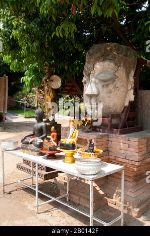 Thailandia: La testa e l'altare del vecchio Buddha sono allestiti per il festival di songkran nei terreni di Wat Chetlin, Chiang mai. Songkran è il tradizionale Capodanno tailandese e si celebra dal 13 al 15 aprile. Questo festival annuale dell'acqua, conosciuto in tailandese come 'sonkran', e in birmano come 'thingyan' segna l'inizio della stagione delle piogge ed è celebrato in Birmania, Laos, Thailandia e altri paesi del sud-est asiatico, di solito in aprile. Chiang mai (che significa "nuova città"), talvolta scritta come "Chiengmai" o "Chiangmai", è la città più grande e culturalmente significativa della Thailandia settentrionale. Foto Stock