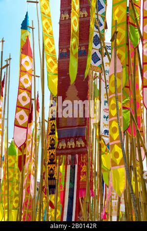 Thailandia: Banner astrologici adornano il gigante songkran sabbia chedi a Wat Chetlin, Chiang mai. I giganteschi chedis di sabbia sono costruiti in molti templi intorno al periodo dell'annuale songkran Water Festival. La gente porta manciate di sabbia al loro tempio locale ed è poi scolpito in un chedi di sabbia. La sabbia portata è simbolica della sabbia e dello sporco portati via dal tempio sulle suole dei piedi dei visitatori durante l'anno precedente. Foto Stock