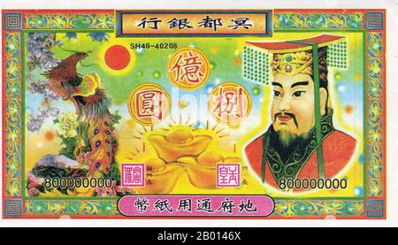 Cina: 'Valuta dell'inferno' - una nota della banca dell'Inferno - che porta un'immagine dell'imperatore di Giada usato nel culto dell'antenato nella società cinese tradizionale. Le banconote dell'inferno sono una forma di carta joss stampata per assomigliare alle note della banca moderna. Le banconote dell'inferno non sono una valuta ufficiale o un'asta legale in nessun luogo in questo mondo. Sono destinati ad essere bruciati nella venerazione dell'antenato cinese. Le banconote dell'inferno sono note per le loro grandi denominazioni, che vanno da 10,000 a diversi miliardi di dollari, e di solito portano un'immagine dell'Imperatore Jade, il monarca che presiede il cielo nel Daoismo. Foto Stock