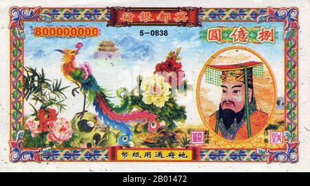 Cina: 'Valuta dell'inferno' - una nota della banca dell'Inferno - che porta un'immagine dell'imperatore di Giada usato nel culto dell'antenato nella società cinese tradizionale. Le banconote dell'inferno sono una forma di carta joss stampata per assomigliare alle note della banca moderna. Le banconote dell'inferno non sono una valuta ufficiale o un'asta legale in nessun luogo in questo mondo. Sono destinati ad essere bruciati nella venerazione dell'antenato cinese. Le banconote dell'inferno sono note per le loro grandi denominazioni, che vanno da 10,000 a diversi miliardi di dollari, e di solito portano un'immagine dell'Imperatore Jade, il monarca che presiede il cielo nel Daoismo. Foto Stock