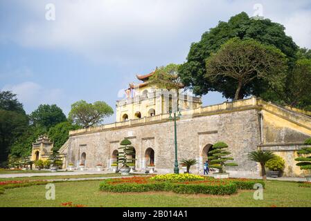 Vista della porta meridionale Doan Mon dell'antica fortezza della città di Thang Long. Hanoi, Vietnam Foto Stock