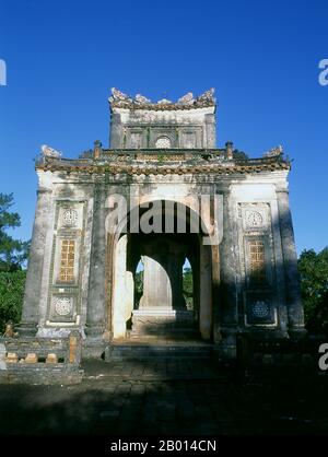 Vietnam: Il Padiglione Stele alla Tomba dell'Imperatore Tu Duc, Hue. L'imperatore Tự Đức (22 settembre 1829 – 17 luglio 1883) (nome completo: Nguyễn Phúc Hồng Nhậm, anche Nguyen Phuc Thi) è stato il quarto imperatore della dinastia Nguyễn del Vietnam e regnò dal 1847 al 1883. Figlio dell'imperatore Thiệu Trị, il principe Nguyễn Phúc Hồng Nhậm successe al padre sul trono, con il titolo regnante di Tự Đức, ma i problemi di famiglia causarono alla sua epoca un inizio violento. Thiệu Trị aveva passato il suo figlio più moderato, Hồng Bảo, per dare il trono a Tự Đức. Foto Stock